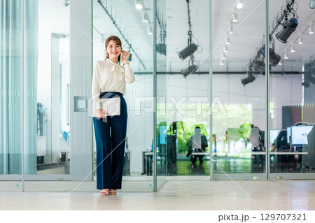 オフィス　ビジネスウーマン 129707321