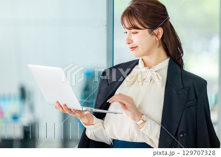 ノートパソコンを持つビジネスウーマン ノートパソコンを持つビジネスウーマン 129707328