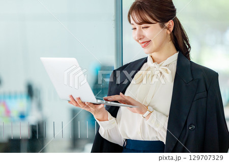 ノートパソコンを持つビジネスウーマン 129707329