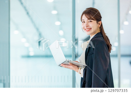 ノートパソコンを持つビジネスウーマン 129707335