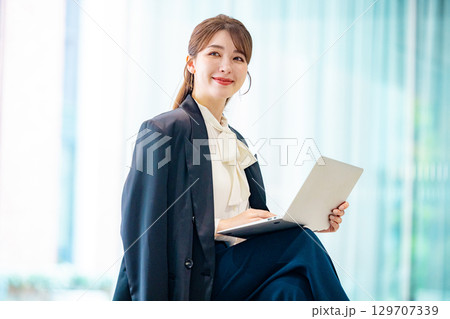 営業　女性　ビジネス 129707339