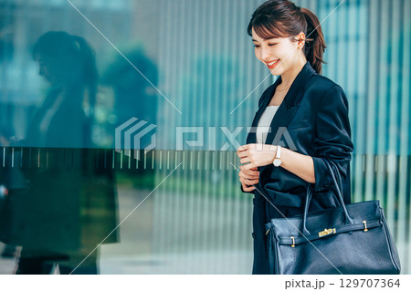 通勤するビジネスウーマン 通勤するビジネスウーマン 129707364
