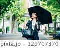 日傘をさす若いビジネスウーマン 129707370