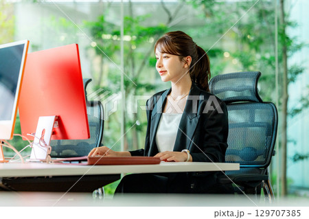 オフィスでパソコンを操作する若いビジネスウーマン 129707385
