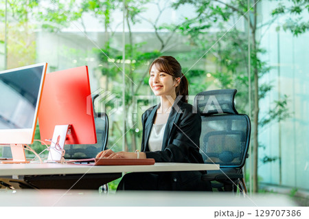 オフィスでパソコンを操作する若いビジネスウーマン 129707386