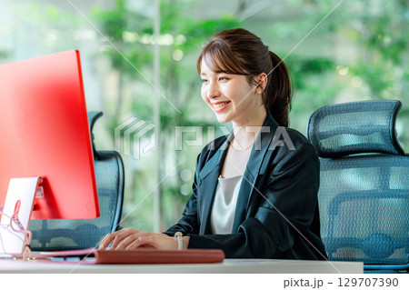 オフィスでパソコンを操作する若いビジネスウーマン 129707390