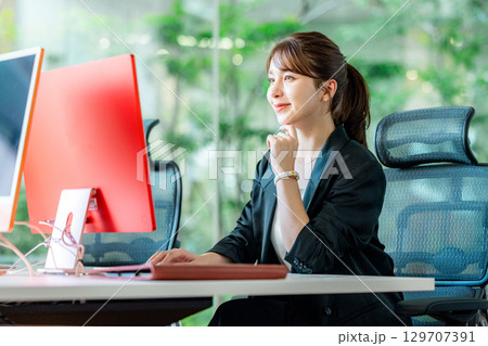 オフィスでパソコンを操作する若いビジネスウーマン 129707391