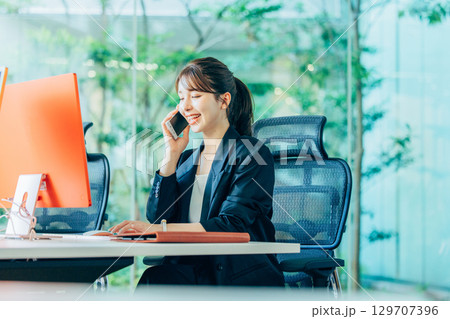 オフィスで電話するビジネスウーマン 129707396