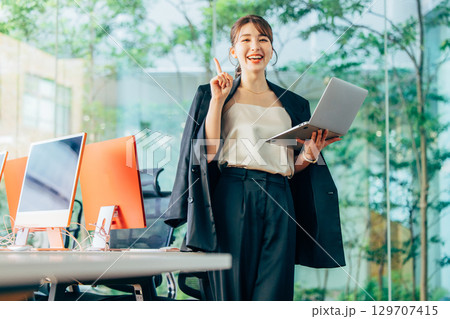 オフィスでパソコンを操作するビジネスウーマン 129707415