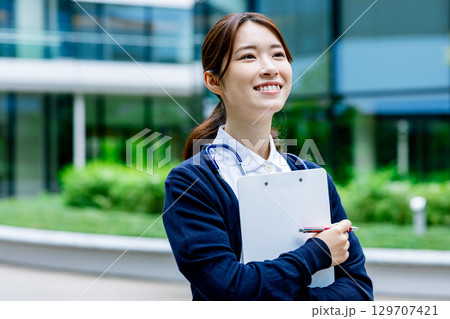 若い看護師イメージ 129707421