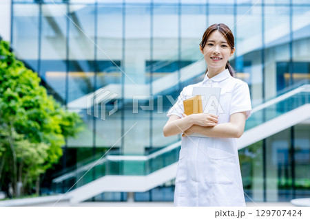 若い看護師イメージ 129707424