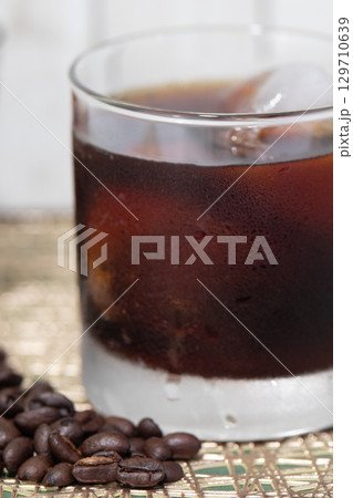 ガラスのカップに入ったアイスコーヒー 129710639