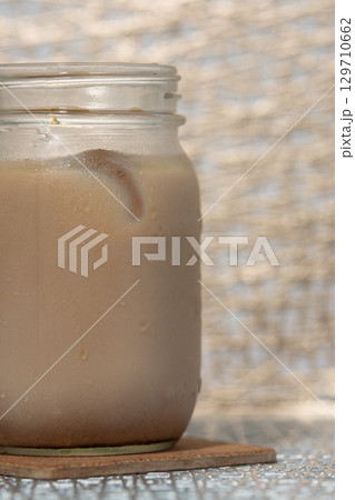 ガラスのコップに入ったアイスカフェオレ 129710662