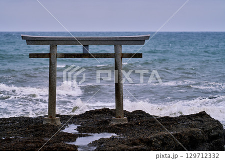 大洗磯前神社の海上の鳥居（近景） 129712332