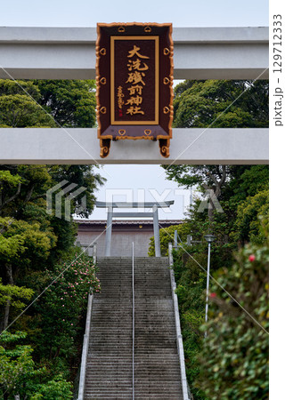 大洗磯前神社の参道と鳥居 129712333