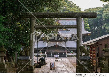 酒列磯前神社の鳥居と本殿の風景 129712377