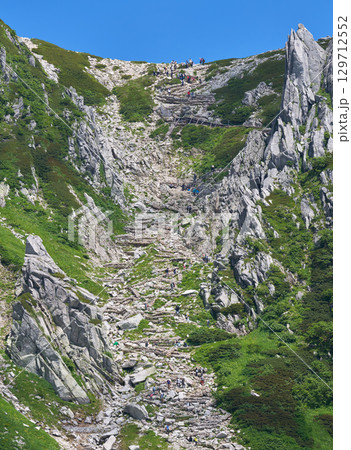 千畳敷カールの険しい登山道と登山者 129712552