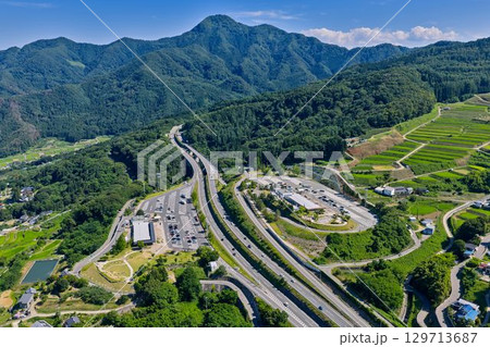 姨捨サービスエリアの空撮、長野自動車道と山々の絶景 姨捨サービスエリアの空撮、長野自動車道と山々の絶景 129713687