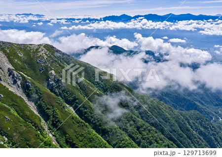 千畳敷カールの山肌と雲が織りなす夏の絶景 129713699