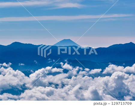 千畳敷カールから望む雲海と富士山の絶景（夏の空撮） 129713709