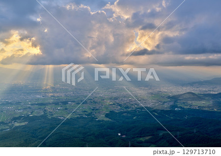 夕暮れの空から降り注ぐ光芒と広がる信州の大地(高ボッチ高原空撮) 夕暮れの空から降り注ぐ光芒と広がる信州の大地(高ボッチ高原空撮) 129713710