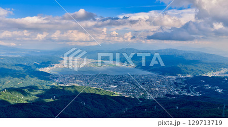 夕方の陽光に照らされた諏訪湖と諏訪市街の広大な眺望（高ボッチ高原より） 129713719