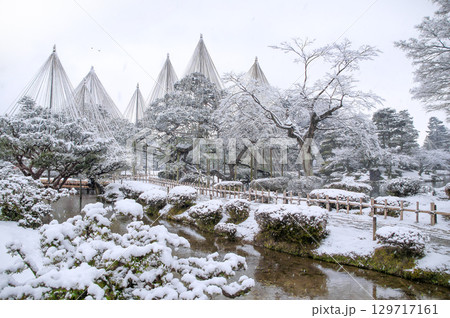 金沢市 兼六園の雪景色（石川） 129717161