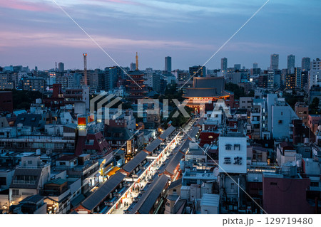 [東京都]浅草寺・仲見世通りの夜景 129719480