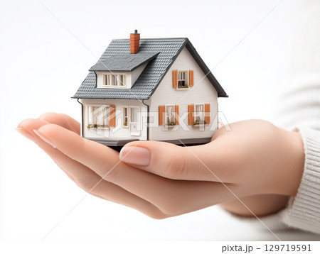 手に持つ住宅模型。マイホーム計画のイメージ素材 129719591