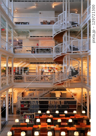 カナダのモントリオールにある美しい図書館 129721300