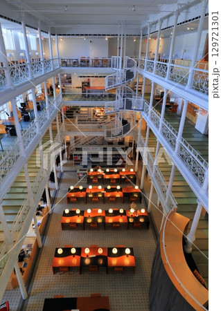 カナダのモントリオールにある美しい図書館 129721301