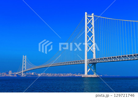 【兵庫県】青空の下の明石海峡大橋 129721746