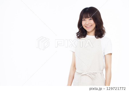 笑顔の主婦 129721772