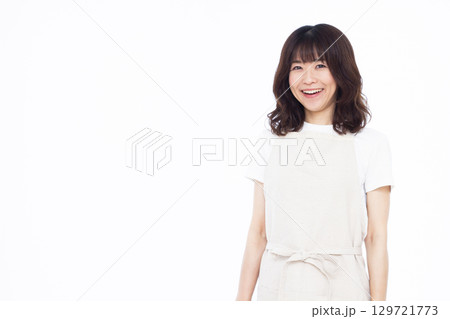 笑顔の主婦 129721773