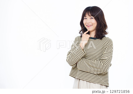 笑顔で考えている女性 笑顔で考えている女性 129721856