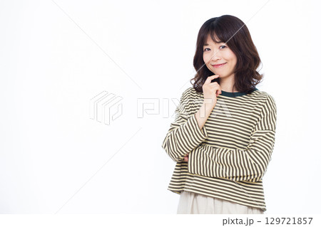 笑顔で考えている女性 笑顔で考えている女性 129721857