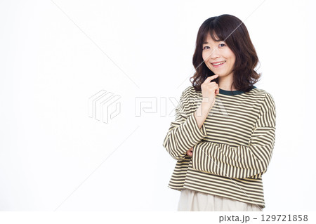 笑顔で考えている女性 笑顔で考えている女性 129721858