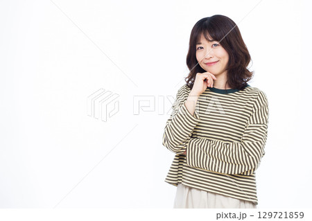 笑顔で考えている女性 129721859