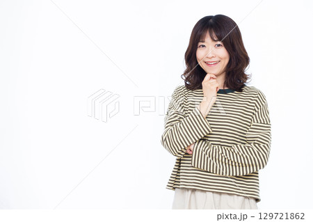 笑顔で考えている女性 129721862