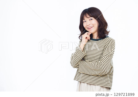 笑顔で考えている女性 129721899