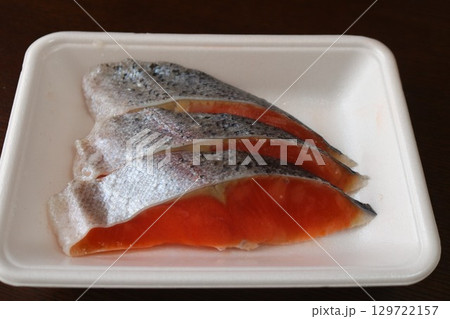 プラスチックトレイに入った鮭の切り身 プラスチックトレイに入った鮭の切り身 129722157