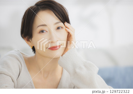 部屋でリラックスするミドル女性 部屋でリラックスするミドル女性 129722322