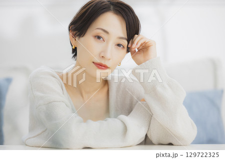 部屋でリラックスするミドル女性  129722325