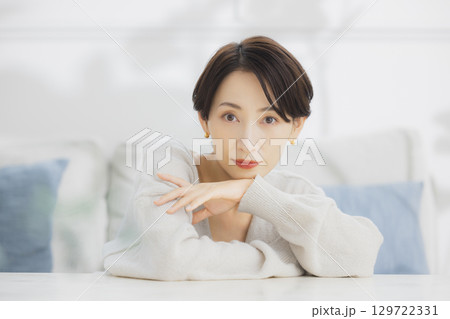 部屋でリラックスするミドル女性 部屋でリラックスするミドル女性 129722331