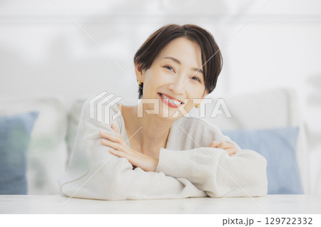 部屋でリラックスするミドル女性  129722332