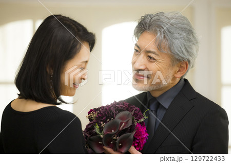 デートするミドルシニア夫婦イメージ　　 129722433