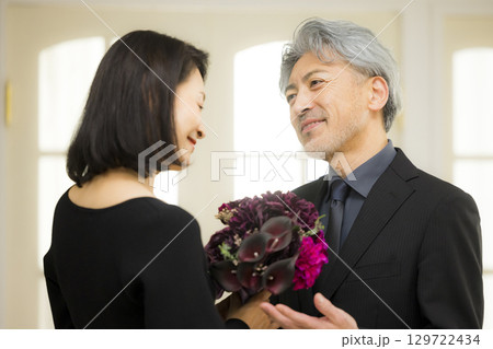 デートするミドルシニア夫婦イメージ　　 129722434