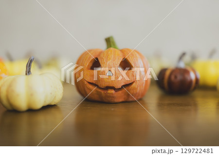 コピースペースのあるハロウィンのカボチャ コピースペースのあるハロウィンのカボチャ 129722481
