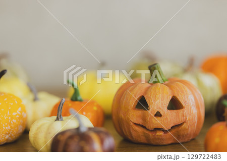 コピースペースのあるハロウィンのカボチャ　  129722483