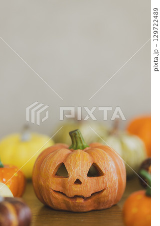 コピースペースのあるハロウィンのカボチャ　  129722489